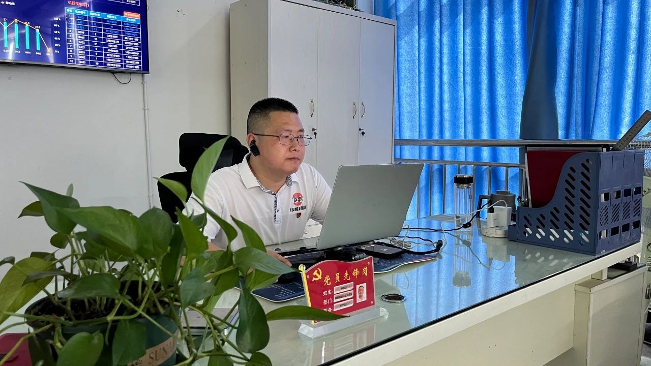 尊龙时凯圣地孕育纬编工匠，，，创新劳务助力人才振兴！！！记尊龙时凯智能科技集团“尊龙时凯袜业工匠”劳务品牌代言人林国龙